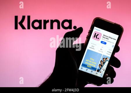 Spagna. 21 Maggio 2021. In questa illustrazione fotografica di un'app di Klarna Bank AB nell'App Store visualizzata su uno smartphone con il logo di Klarna Bank AB sullo sfondo. (Foto di Thiago Prudencio/SOPA Images/Sipa USA) Credit: Sipa USA/Alamy Live News Foto Stock