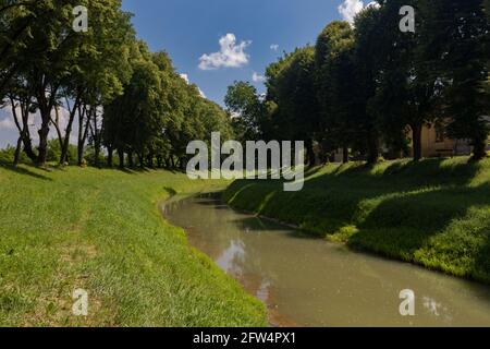 Fiume Petrinjcica nel centro della città di Petrinja, Banija, Croazia Foto Stock