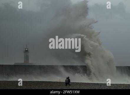 Newhaven, East Sussex, Regno Unito. 21 Maggio 2021. La forza di Gale i venti del Sud-Ovest aumentarono in ferocia più tardi nel giorno creando scene più tempestose al braccio Ovest del porto. Copertura nuvolosa aumentata con squalls pioggia. Il fotografo cattura la scena. Credit: David Burr/Alamy Live News Foto Stock