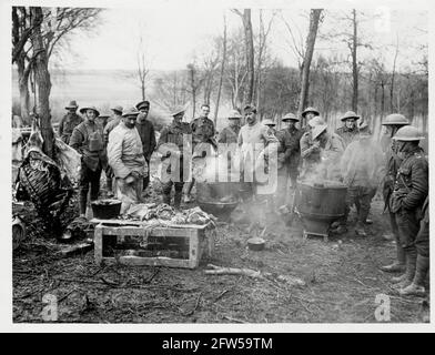 Prima guerra mondiale, prima guerra mondiale, fronte occidentale - truppe britanniche e francesi che cucinano insieme in un bosco, Francia Foto Stock