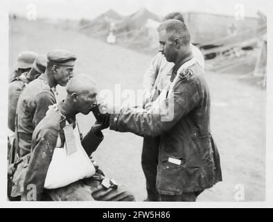 Prima guerra mondiale, prima guerra mondiale, fronte occidentale - UN prigioniero tedesco catturato che viene dato un drink, Francia Foto Stock