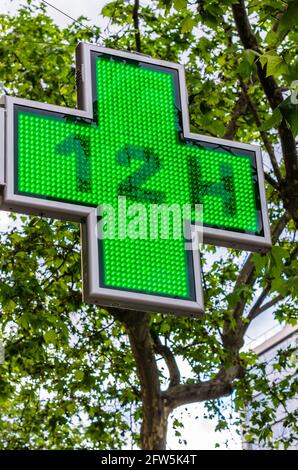 Farmacia indicata da una croce verde Foto Stock