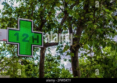 Farmacia indicata da una croce verde Foto Stock