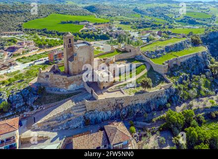 Facciata principale e ingresso con il muro in primo piano del castello di Benabarre, Ribagorza conti castello, Huesca Aragon spagna Foto Stock