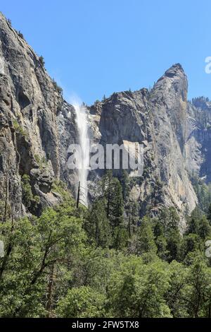 Bridalveil Fall, una delle numerose cascate dello Yosemite National Park, California USA Foto Stock