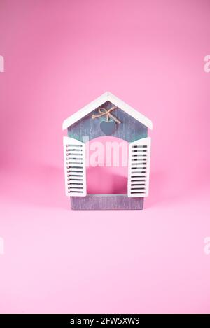 Finestra in legno di colore blu con persiane aperte su sfondo rosa. Con cuore e spazio di copia. Minimo astratto di San Valentino e giorno della Madre. Foto Stock