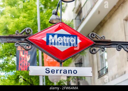 MADRID, SPAGNA – 12 MAGGIO 2021: Segnale della metropolitana di Madrid alla stazione della metropolitana di Serrano Foto Stock