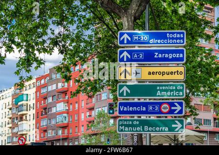 MADRID, SPAGNA – 12 MAGGIO 2021: Indicazioni stradali per Madrid, Spagna Foto Stock