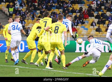 KYIV, UCRAINA - 11 MARZO 2021: I giocatori di Dynamo Kyiv (in bianco) lottano per una palla con i giocatori di Villarreal durante la loro partita della UEFA Europa League allo stadio NSC Olimpiyskyi di Kiev Foto Stock