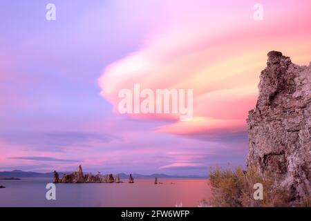 Colori fantastici sul lago Mono con le nuvole lenticolari che si muovono al crepuscolo Foto Stock