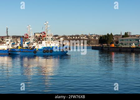 Tugs nel porto della città di Quebec con il Saint-Lawrence e Levis sullo sfondo. Foto Stock