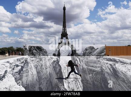 Parigi, Francia. 21 Maggio 2021. Una ragazza posa per le foto sulla piazza del Trocadero vicino alla Torre Eiffel, dove l'artista e fotografo francese noto come JR ha ambientato la sua opera, a Parigi, in Francia, il 21 maggio 2021. Credit: Gao Jing/Xinhua/Alamy Live News Foto Stock