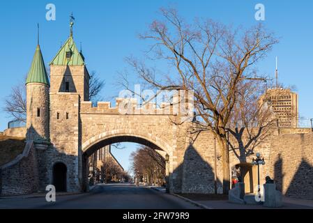 La porta di St Louis della fortificazione della città vecchia di Quebec Foto Stock