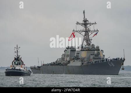 Il cacciatorpediniere US Navy Arleigh Burke Class USS i Sullivans (DDG 68) arrivarono a Portsmouth, Regno Unito il 20/5/2021 per far parte del gruppo UK Carrier Strike. Foto Stock