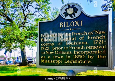 Una targa storica racconta la storia di Biloxi, 8 maggio 2021, a Biloxi, Mississippi. Biloxi fu fondata dai francesi con il nome di "New Biloxi". Foto Stock