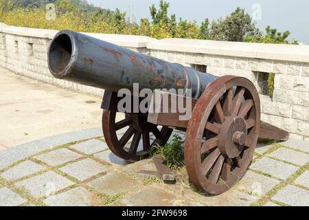 Un antico cannone in cima a un'antica fortezza situata a Wolmido, Incheon Corea Foto Stock