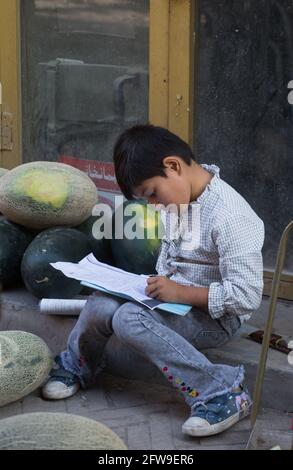 Ragazzo di Uyhgur che fa i suoi compiti Kashgar, Xinkiang, Repubblica popolare Cinese, 2019 Foto Stock