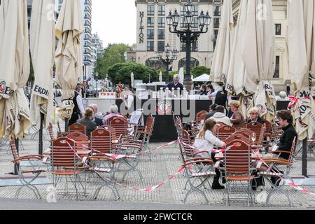 Berlino, Germania. 21 Maggio 2021. Gli ospiti possono ammirare l'area all'aperto di un ristorante a Berlino, capitale della Germania, il 21 maggio 2021. I ristoranti di Berlino sono autorizzati a servire gli ospiti all'aperto dal venerdì. Credit: Stefan Zeitz/Xinhua/Alamy Live News Foto Stock