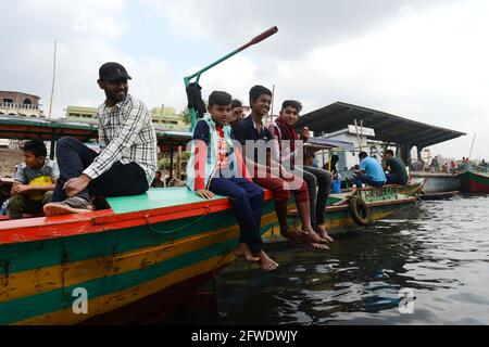 Taxi in barca che attraversano il fiume Buriganga a Dhaka, Bangladesh. Foto Stock
