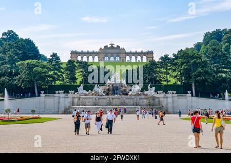 Gloriette e Fontana di Nettuno a Schonnbrunn, Vienna, Austria Foto Stock