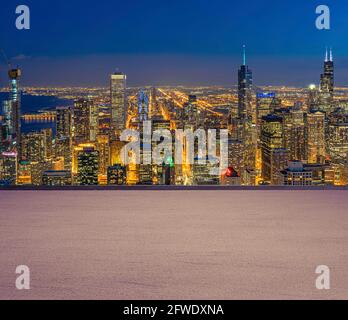 Concetto di auto e parcheggio, strada di parcheggio sopra la vista dall'alto della città di Chicago in background notturno, Stati Uniti, parcheggio e par pubblico Foto Stock