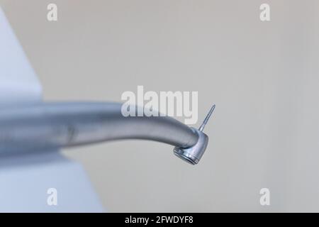 Primo piano sulla fresa per manipolo per chirurgia dentale con punte per trapano installate Foto Stock