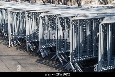 moduli metallici di recinzioni mobili disposte in file. Foto Stock
