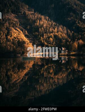 lago di montagna langbathsee con riflessione in alta austria durante il tramonto Foto Stock