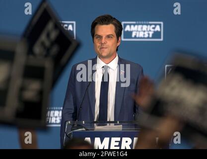 Mesa, Arizona, Stati Uniti. 21 Maggio 2021. Il rappresentante MATT GAETZ (R-FL) e il rappresentante Marjorie Taylor Greene (R-GA) tengono il secondo dei loro raduni ''America First'' in questo sobborgo di Phoenix. Credit: Brian Cahn/ZUMA Wire/Alamy Live News Foto Stock