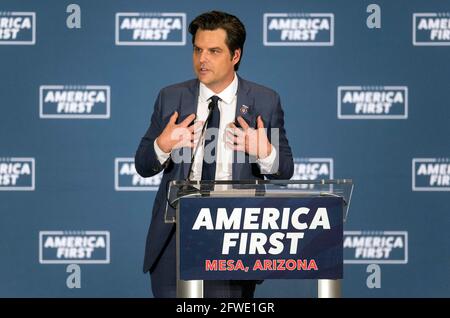 Mesa, Arizona, Stati Uniti. 21 Maggio 2021. Il rappresentante MATT GAETZ (R-FL) e il rappresentante Marjorie Taylor Greene (R-GA) tengono il secondo dei loro raduni ''America First'' in questo sobborgo di Phoenix. Credit: Brian Cahn/ZUMA Wire/Alamy Live News Foto Stock