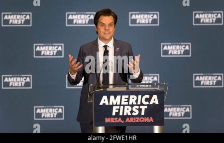 Mesa, Arizona, Stati Uniti. 21 Maggio 2021. Il rappresentante MATT GAETZ (R-FL) e il rappresentante Marjorie Taylor Greene (R-GA) tengono il secondo dei loro raduni ''America First'' in questo sobborgo di Phoenix. Credit: Brian Cahn/ZUMA Wire/Alamy Live News Foto Stock