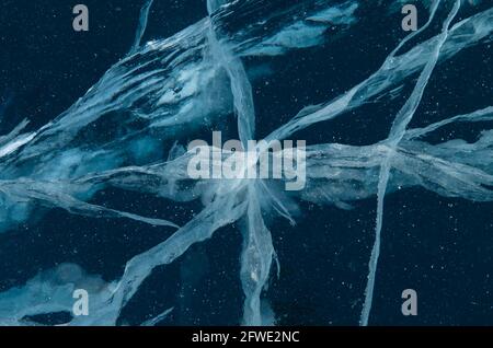 Incrinature in uno strato solido spesso di ghiaccio su congelato Lago Baikal Foto Stock