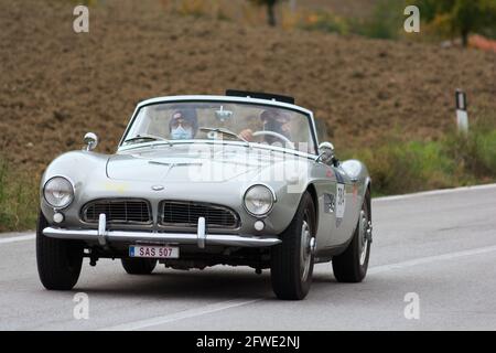 CAGLI , ITALY - OTT 24 - 2020 : BMW 507 1957 su una vecchia vettura da corsa nel rally Mille miglia 2020 la famosa corsa storica italiana (1927-1957) Foto Stock