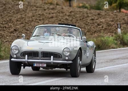 CAGLI , ITALY - OTT 24 - 2020 : BMW 507 1957 su una vecchia vettura da corsa nel rally Mille miglia 2020 la famosa corsa storica italiana (1927-1957) Foto Stock