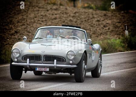 CAGLI , ITALY - OTT 24 - 2020 : BMW 507 1957 su una vecchia vettura da corsa nel rally Mille miglia 2020 la famosa corsa storica italiana (1927-1957) Foto Stock