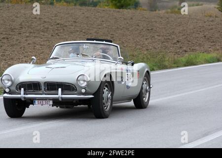 CAGLI , ITALY - OTT 24 - 2020 : BMW 507 1957 su una vecchia vettura da corsa nel rally Mille miglia 2020 la famosa corsa storica italiana (1927-1957) Foto Stock