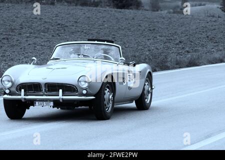 CAGLI , ITALY - OTT 24 - 2020 : BMW 507 1957 su una vecchia vettura da corsa nel rally Mille miglia 2020 la famosa corsa storica italiana (1927-1957) Foto Stock