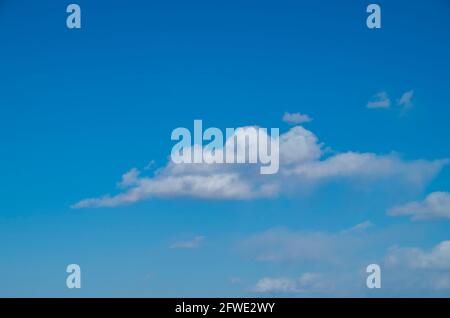 Cielo blu con primo piano bianco soffice e piccole nuvole sfondo e modello. Foto Stock