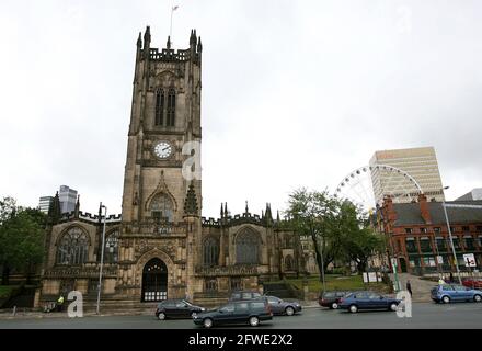 File photo datato 14/06/07 della Cattedrale di Manchester. Le campane della Chiesa si fermeranno sabato sera per ricordare coloro che sono stati assassinati nell'attentato del quarto anniversario del bombardamento. Data di emissione: Sabato 22 maggio 2021. Foto Stock