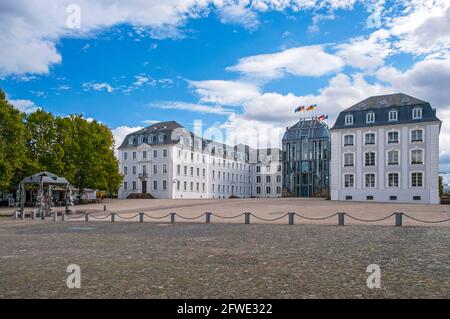 Saarbrucken castello e fontana nella parte vecchia della città, Saarland, Germania Foto Stock