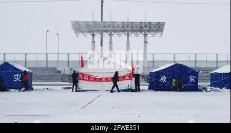 (210522) -- XINING, 22 maggio 2021 (Xinhua) -- i soccorritori hanno istituito tende nella contea di Maduo, nella prefettura autonoma tibetana di Golog, nella provincia di Qinghai, nella Cina nord-occidentale, il 22 maggio 2021. Non sono state segnalate vittime dopo un terremoto di 7.4 magnitudo che ha colpito il nord-ovest della Cina Qinghai Provincia Sabato, ha detto le autorità locali. Il terremoto ha colpito la Contea di Maduo della Prefettura Autonoma Tibetana di Goog nella provincia alle 2:04 del mattino Sabato ora di Pechino, secondo il China Earthquake Networks Center (CENC). L'epicentro è stato monitorato a 34.59 gradi di latitudine nord e 98.34 gradi di longitudine est. Il qua Foto Stock