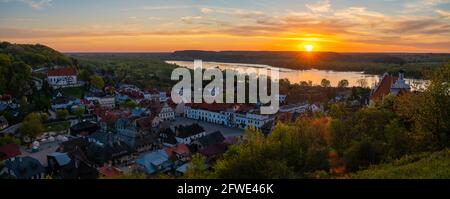 Dolny Kazimierz sul fiume Vistola. Bella città in Polonia durante il tramonto. Panorama. Foto Stock