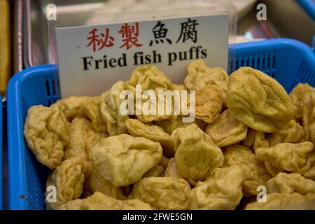 Snack in vendita presso una bancarella di snack nel mercato Tai Yuen di Hong Kong. Foto Stock