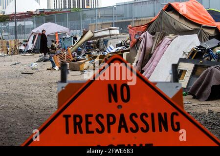 Reno, Stati Uniti. 20 maggio 2021. Dopo quasi un anno un grande campo senza tetto viene liberato dalla città. I senzatetto sono stati indirizzati a un rifugio aperto di recente. Queste passate continueranno nelle prossime settimane. Credit: SOPA Images Limited/Alamy Live News Foto Stock