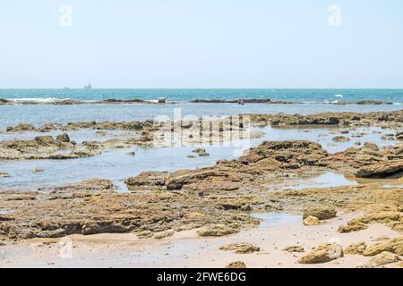 Spiaggia di pietre e sabbia su una spiaggia andalusa, Spagna Foto Stock