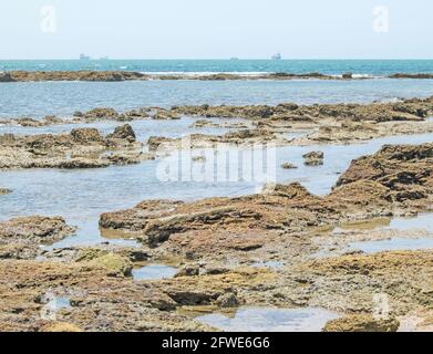 Spiaggia di pietre e sabbia a Cadice, Andalusia, Spagna Foto Stock