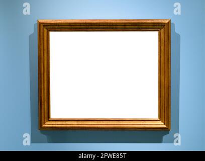 cornice in legno marrone naturale con telo ritagliato in orizzontale parete blu Foto Stock
