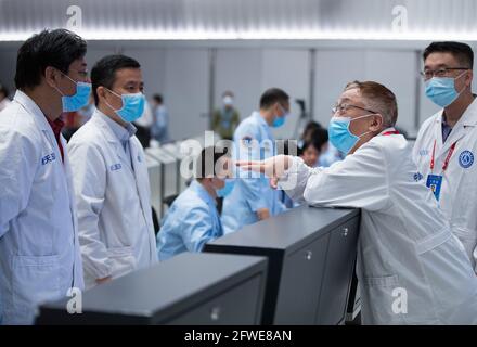 (210522) -- PECHINO, 22 maggio 2021 (Xinhua) -- YE Peijian (2° R), accademico dell'Accademia Cinese delle Scienze (CAS) e esperto di veicoli spaziali senior, parla con esperti spaziali dopo la prima marte rover cinese, Zhurong, che scende dalla sua piattaforma di atterraggio alla superficie marziana, presso il Beijing Aerospace Control Center di Pechino, capitale della Cina, il 22 maggio 2021. La prima marte rover cinese, Zhurong, è scese dalla sua piattaforma di atterraggio al sabato della superficie marziana, lasciando le prime "impronte" del paese sul pianeta rosso. Il primo viaggio di successo di Zhurong ha fatto della Cina il secondo paese dopo il Th Foto Stock