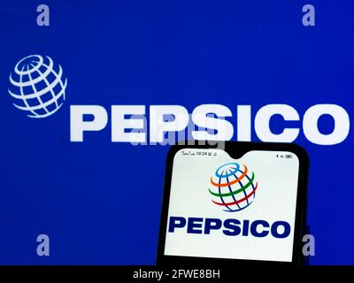 In questa illustrazione fotografica è riportato il logo PepsiCo, Inc. Visualizzato su uno smartphone Foto Stock