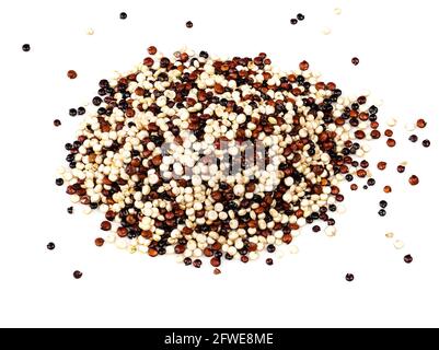 pila di semi tricolore di quinoa mescola primo piano su sfondo bianco Foto Stock